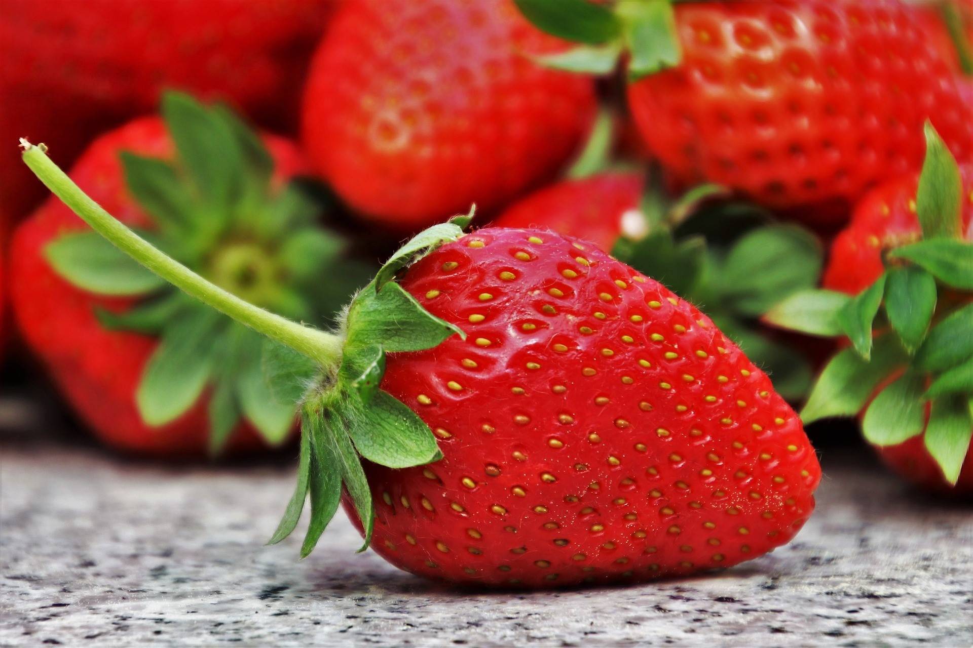 Heimische Erdbeeren naschen, ist gesund.