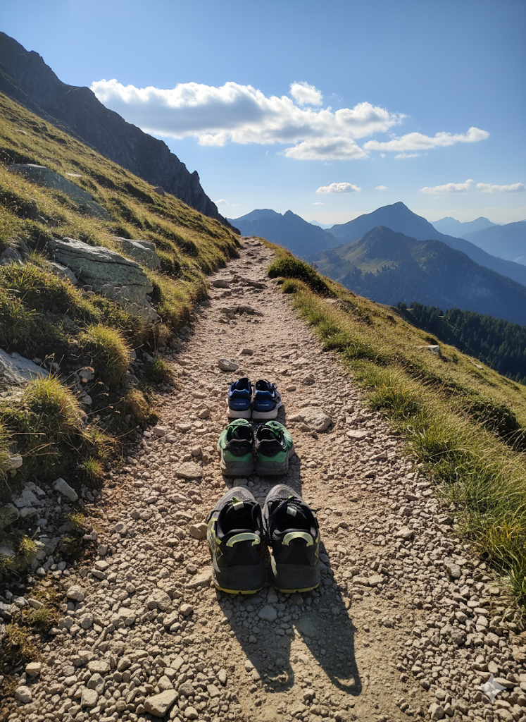 Smoly laufschuhe auf einem steig in den bergen.