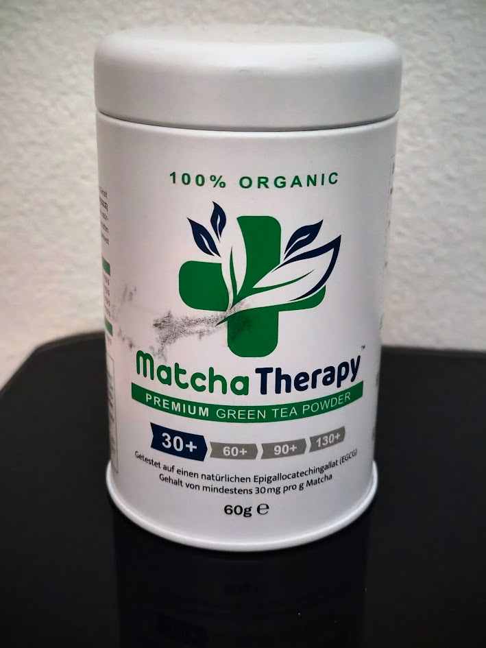 Matcha Therapy, ein köstlicher Bio Matcha mit mindestens 30 mg pro Gramm EGCG. Produktfoto privat.