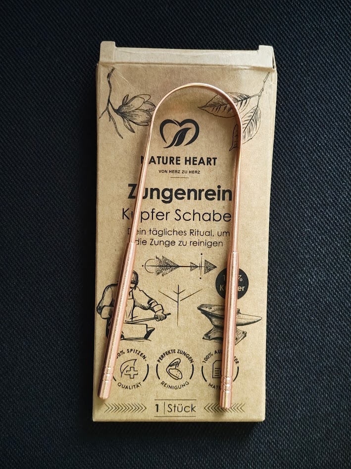 Zungenschaber von nature Heart für perfekte Zungenreinigung. Zungenrein. Symbolbild.